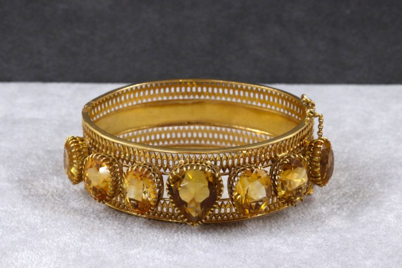 Bracelet rigide or et citrines époque Charles X