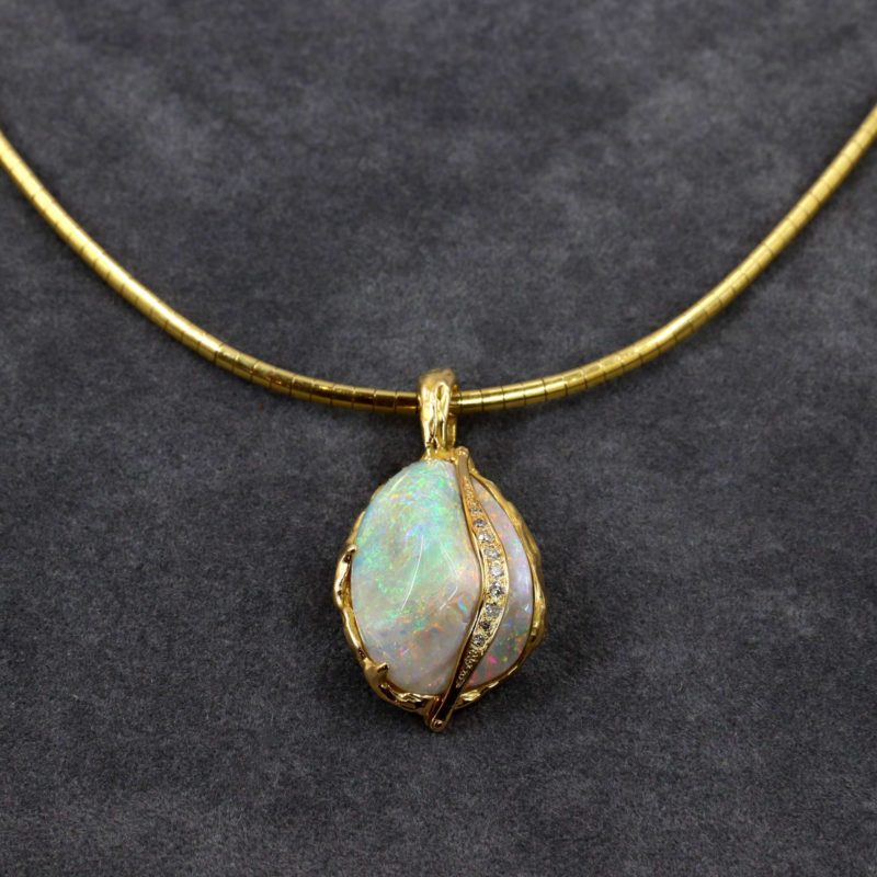 Pendentif bivalve fossilisé en opale et diamants