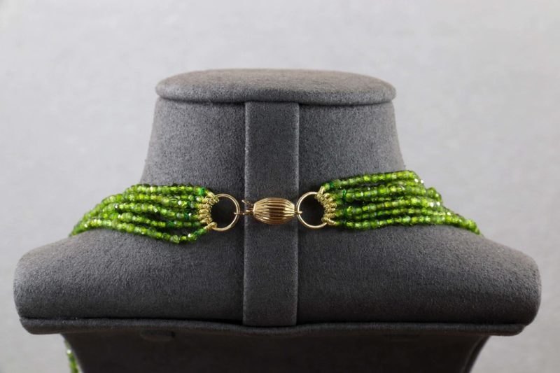 Collier perles de grenats verts