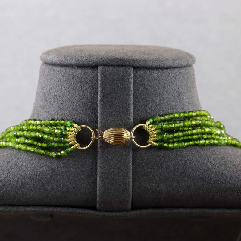 Collier perles de grenats verts