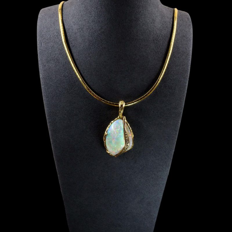 Pendentif bivalve fossilisé en opale