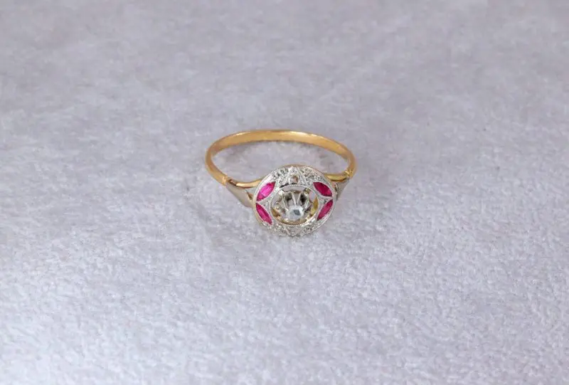 Bague puce ronde 1900 rubis diamants