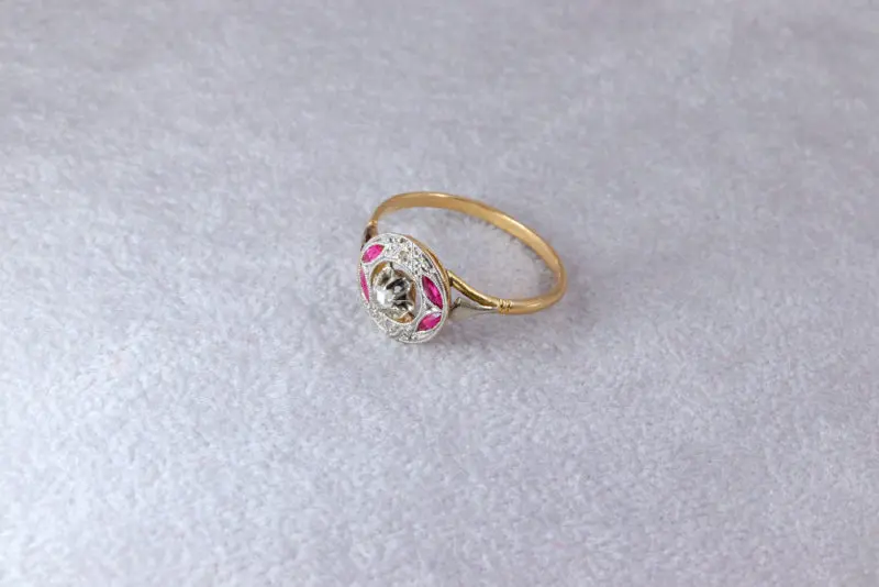 Bague puce ronde 1900 rubis diamants