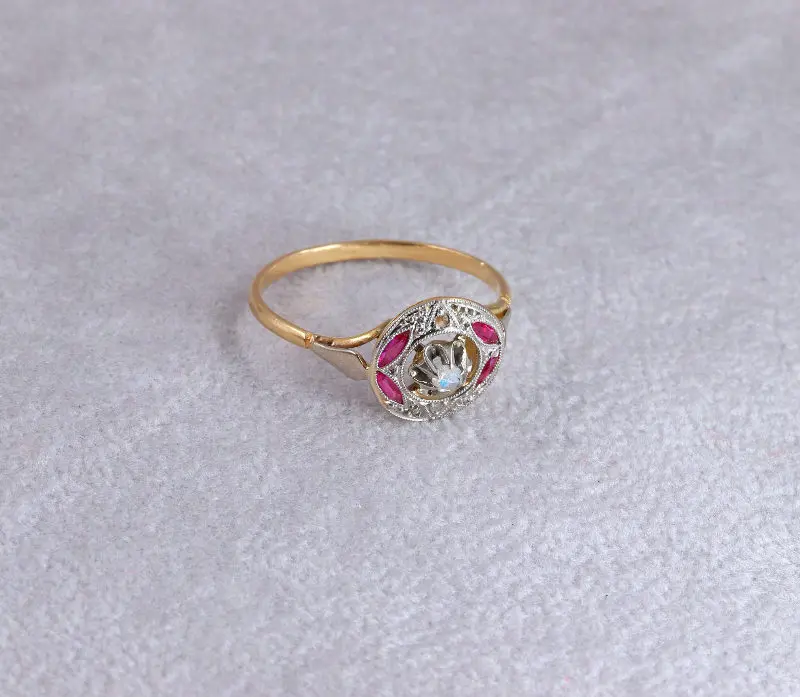 Bague puce ronde 1900 rubis diamants