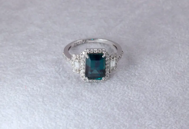 Bague saphir taille émeraude et diamants