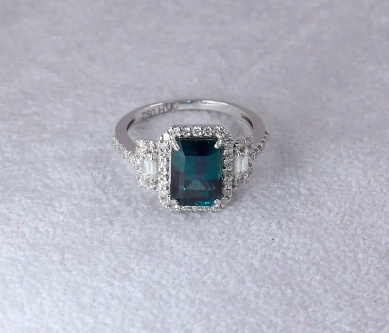 Bague saphir taille émeraude et diamants