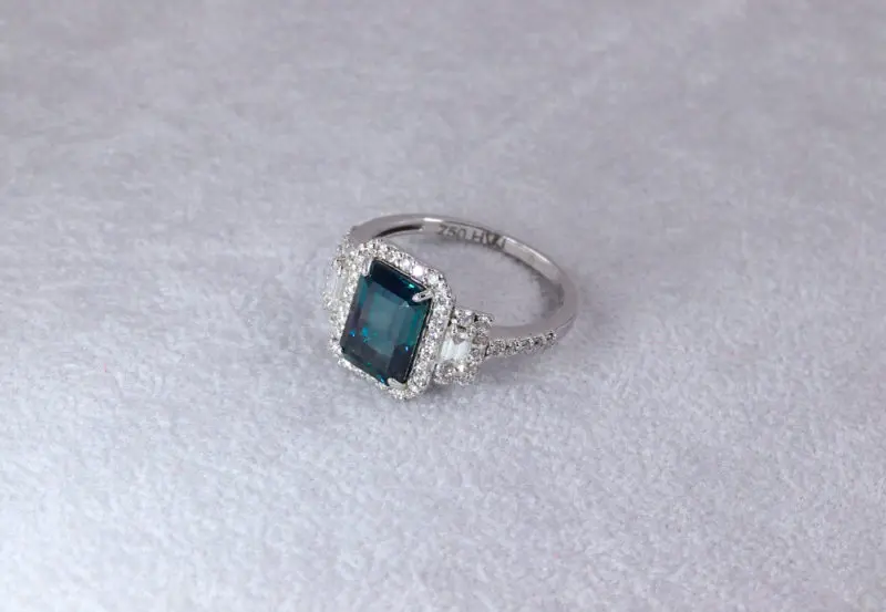 Bague saphir taille émeraude et diamants