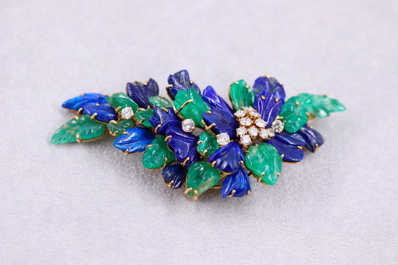 Broche branche lapis-lazulis émeraudes et diamants