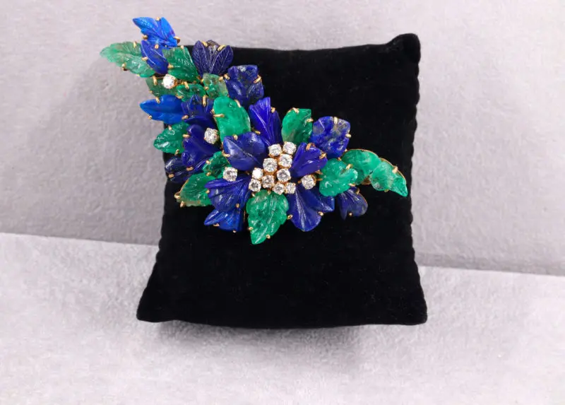 Broche branche lapis-lazulis émeraudes et diamants