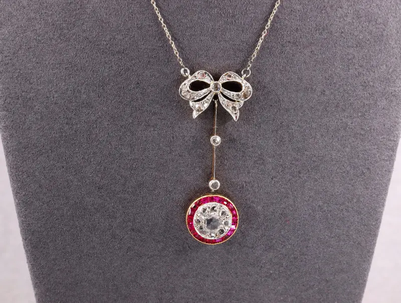 Collier pendentif noeud rubis et diamants