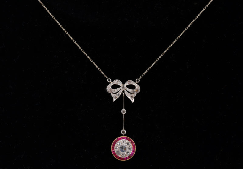 Collier pendentif noeud rubis et diamants