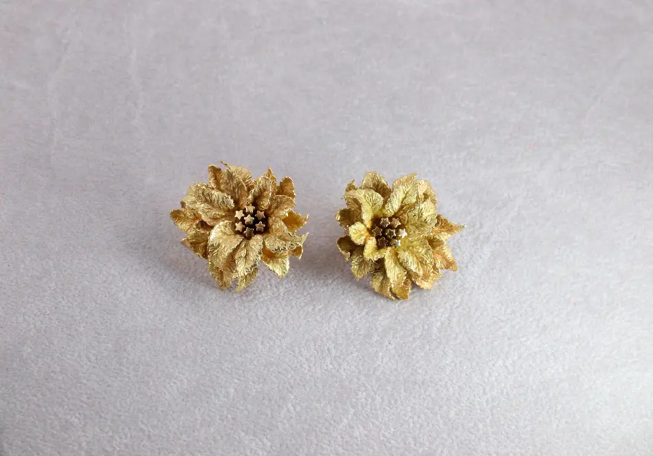 Réinitialisation de boucles d'oreilles en feuilles d'or vintage