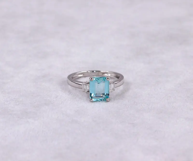 Bague contemporaine aigue-marine et diamants baguettes