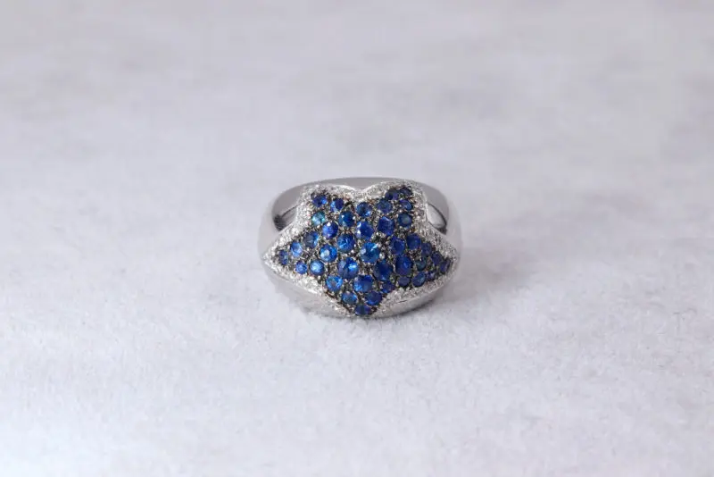 Bague contemporaine étoile saphirs et diamants