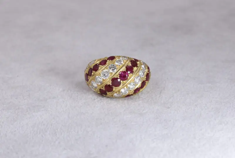 Bague dôme or jaune rubis diamants