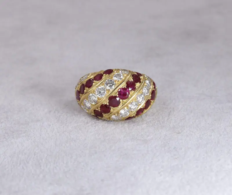 Bague dôme or jaune rubis diamants