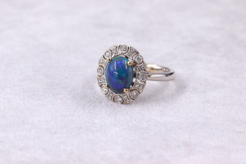 Bague opale noire à tons bleus et diamants