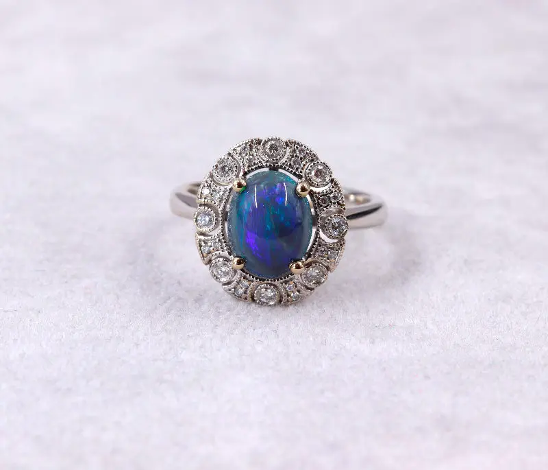 Bague opale noire et diamants