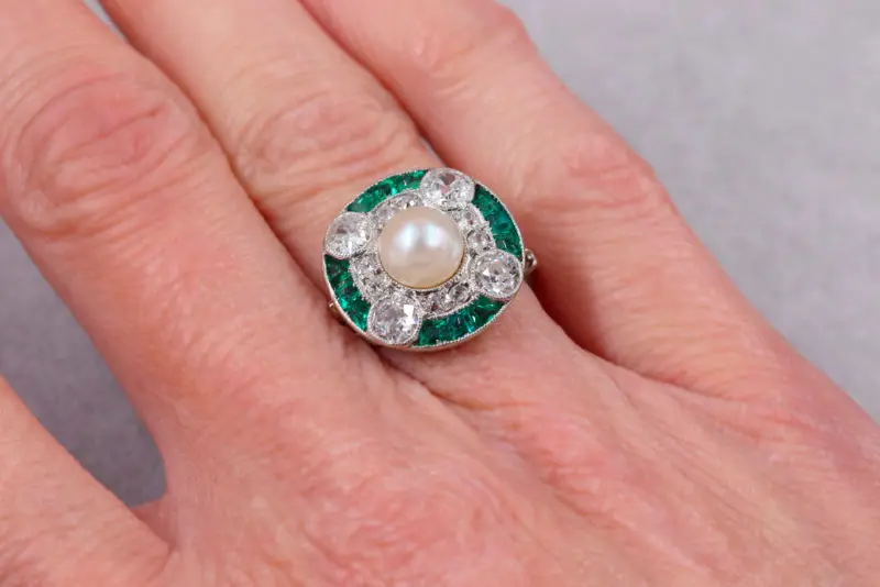 Bague perle émeraudes et diamants portée