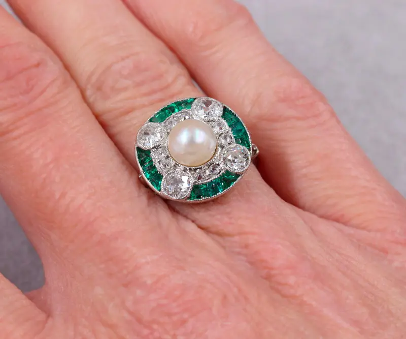 Bague perle émeraudes et diamants portée