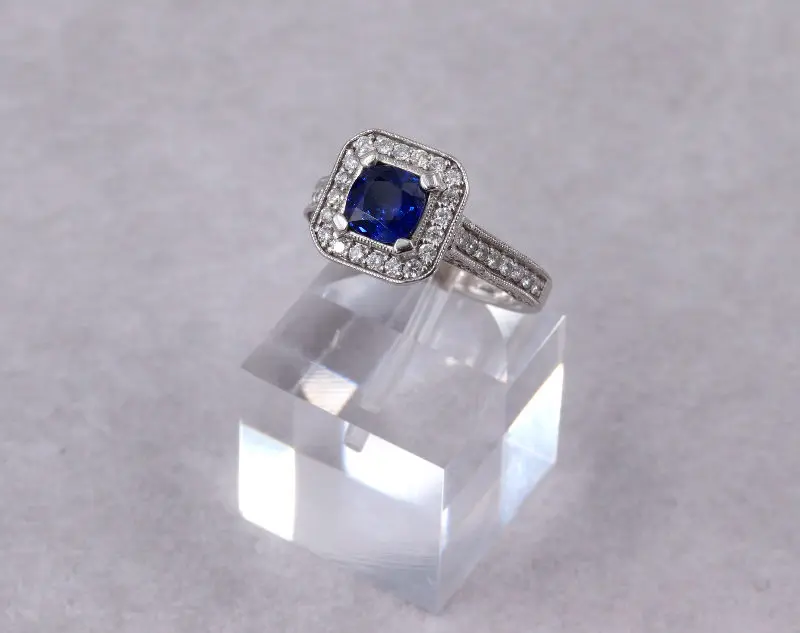 Bague saphir monture architecturée
