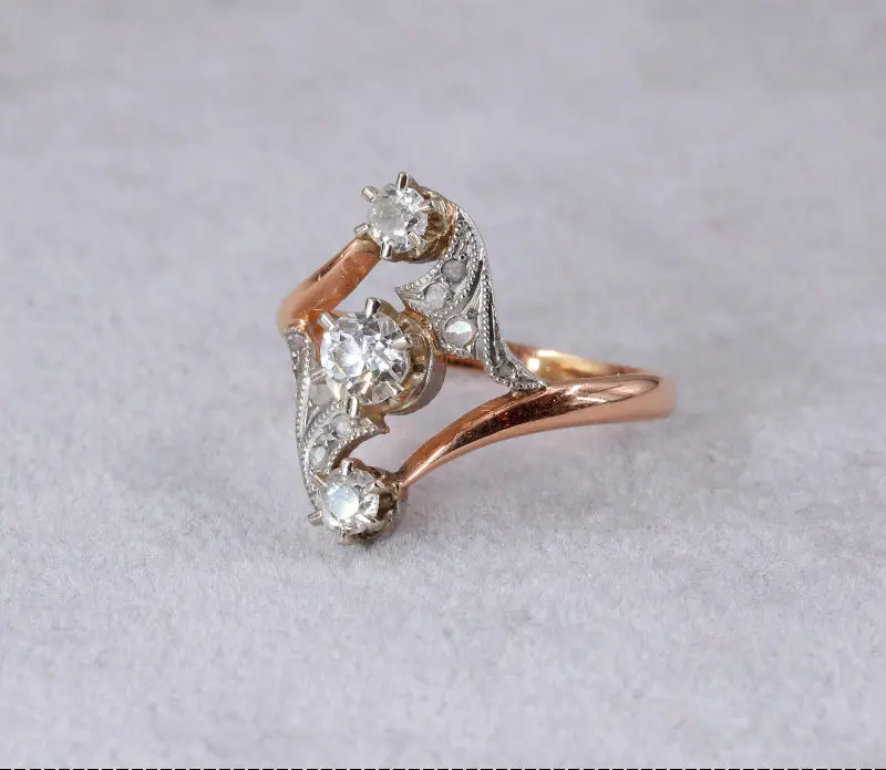 Belle bague mouvementée diamants