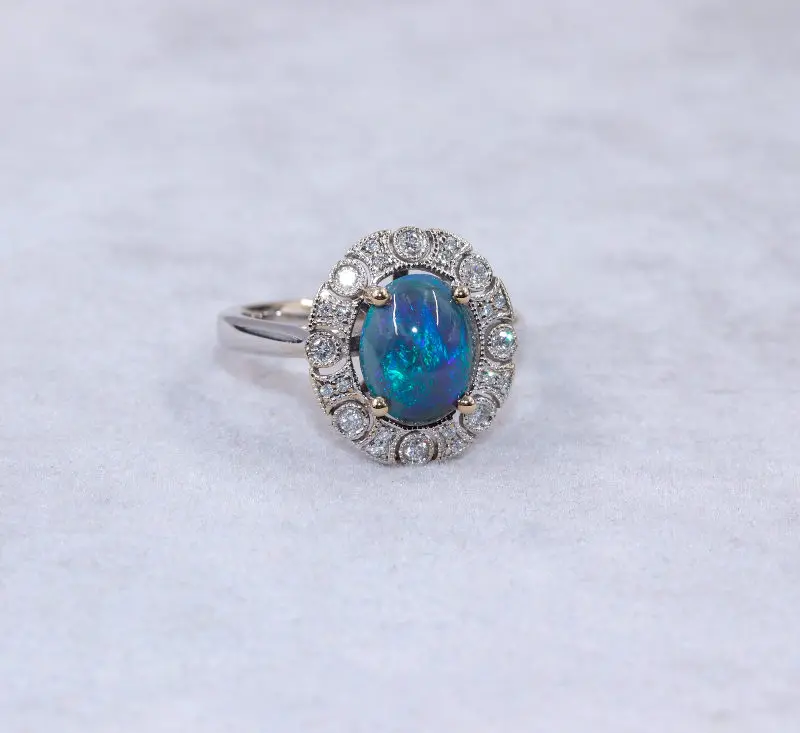 Belle bague opale diamants