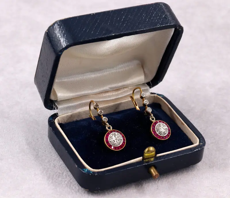 Dormeuses dans écrin ancien