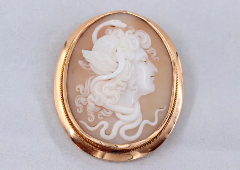 Broche camée Méduse