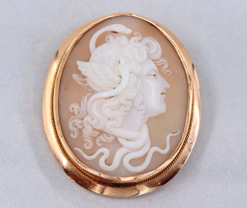Broche camée Méduse