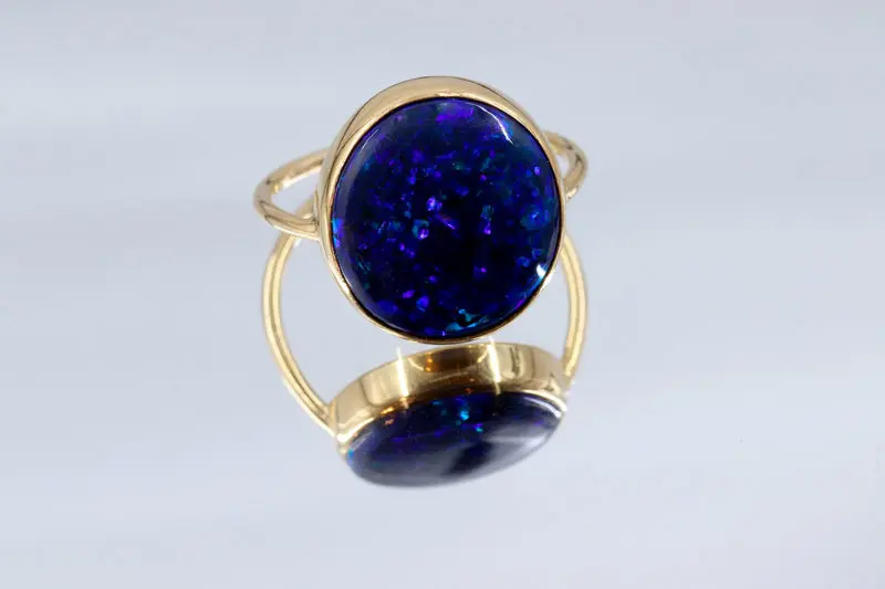 Bague opale noire d'Australie sur or