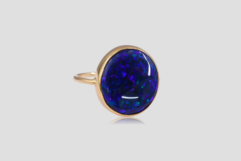 Bague opale noire d'Australie sur or