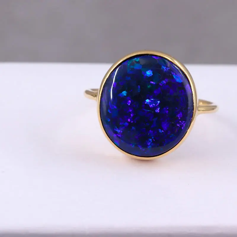 Bague opale noire d'Australie sur or
