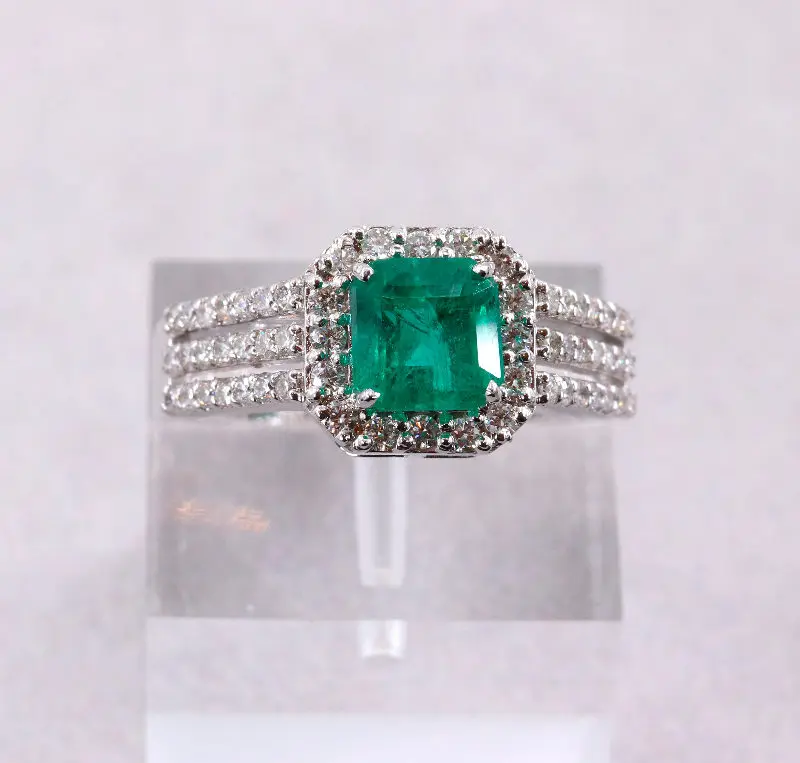 Bague or blanc émeraude carrée