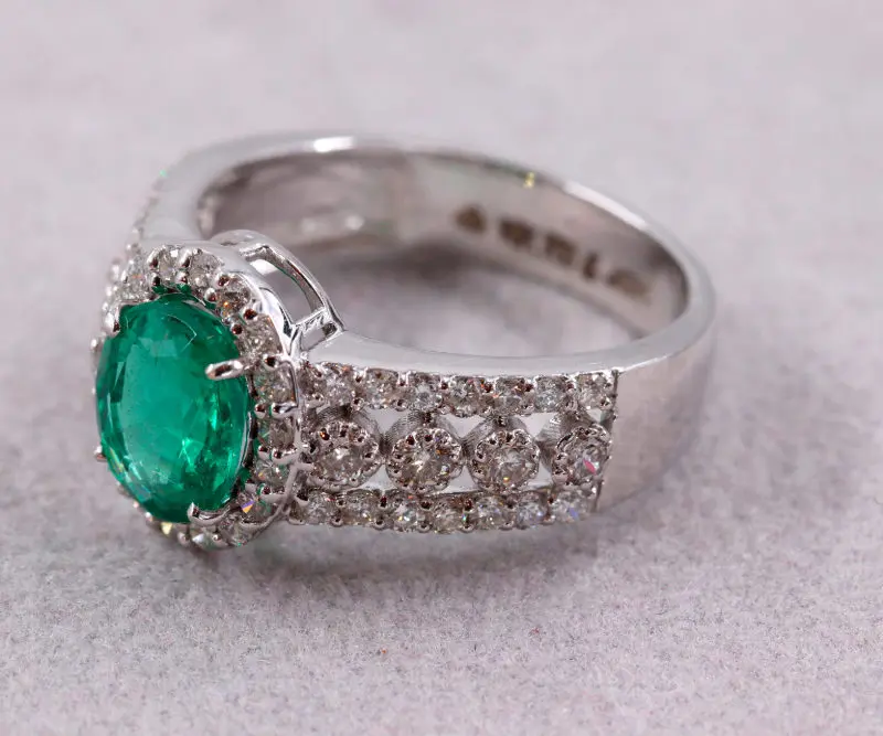 Bague or blanc émeraude et corps endiamanté