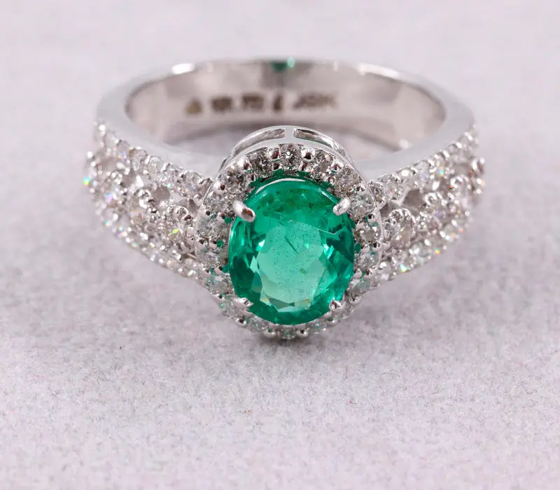 Bague or blanc émeraude corps endiamenté