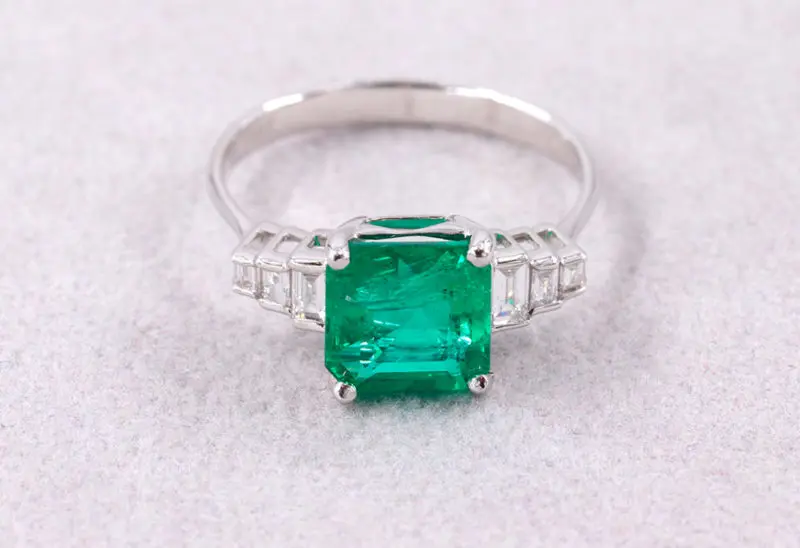 Bague émeraude de Colombie diamants baguette