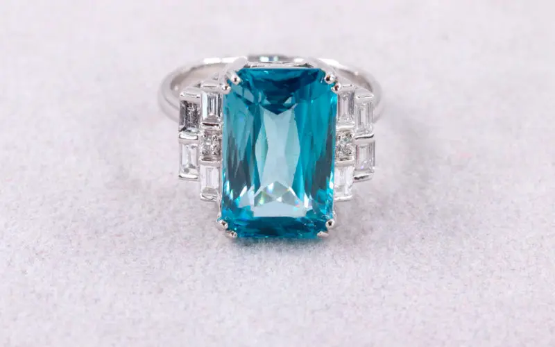 Bague zircon bleu naturel et diamants