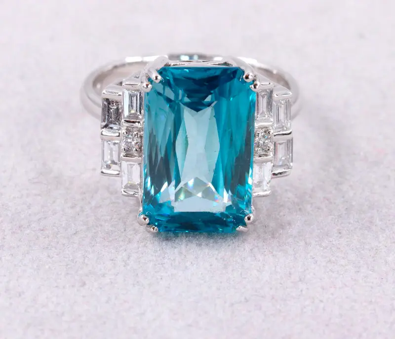 Bague zircon bleu naturel et diamants