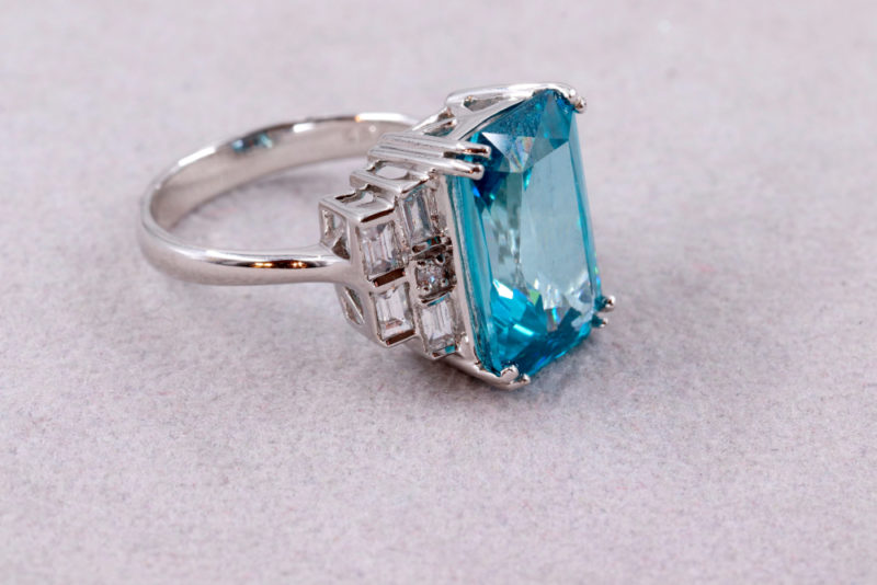 Bague zircon bleu naturel et diamants