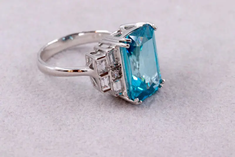 Bague zircon bleu naturel et diamants