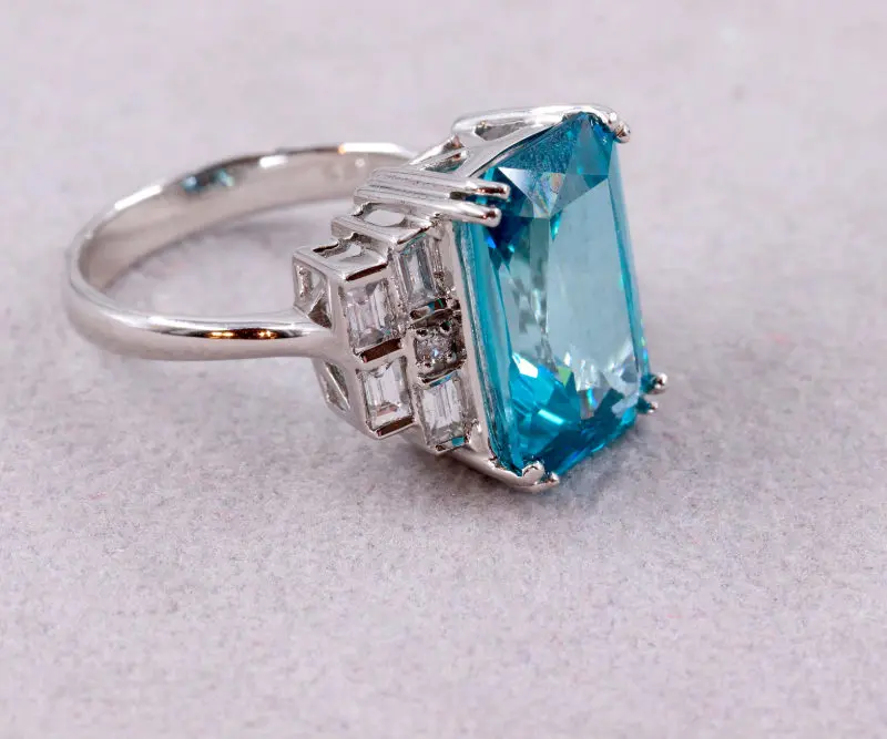 Bague zircon bleu naturel et diamants