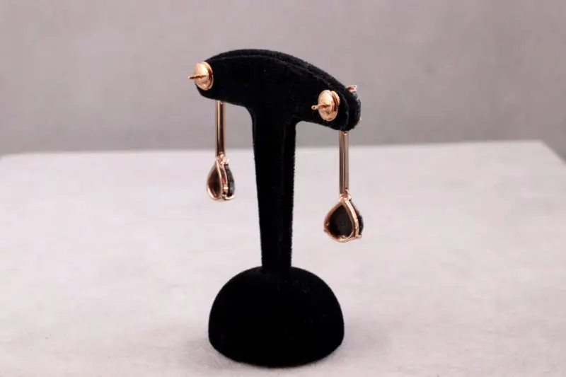 Boucles d'oreilles or rose et diamants noirs