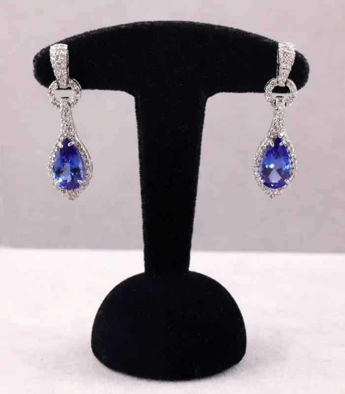 Boucles d'oreilles pendantes tanzanites et diamants sur or blanc