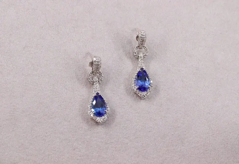 Boucles d'oreilles pendantes tanzanites et diamants sur or blanc