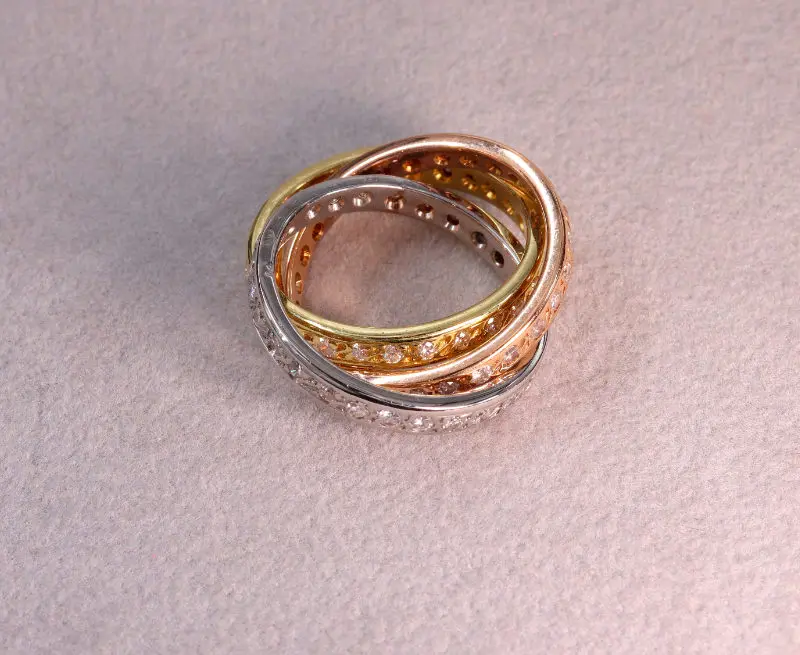 Bague trois anneaux trois ors sertis de diamants
