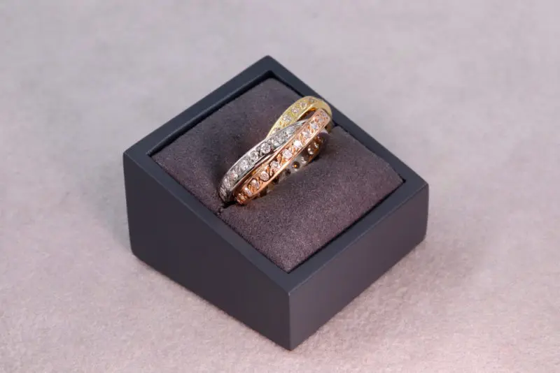 Bague trois anneaux trois ors sertis de diamants