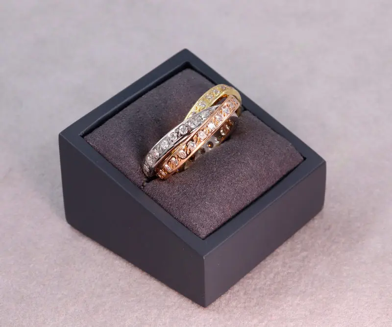 Bague trois anneaux trois ors sertis de diamants