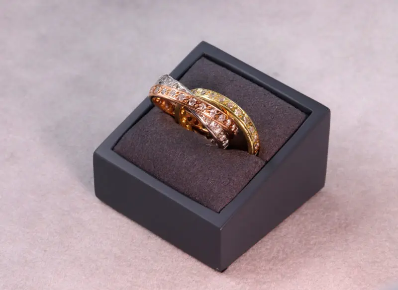 Bague trois anneaux trois ors sertis de diamants