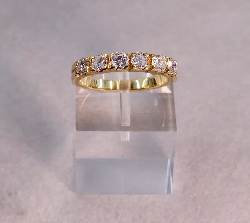 Demie alliance diamants sur or jaune